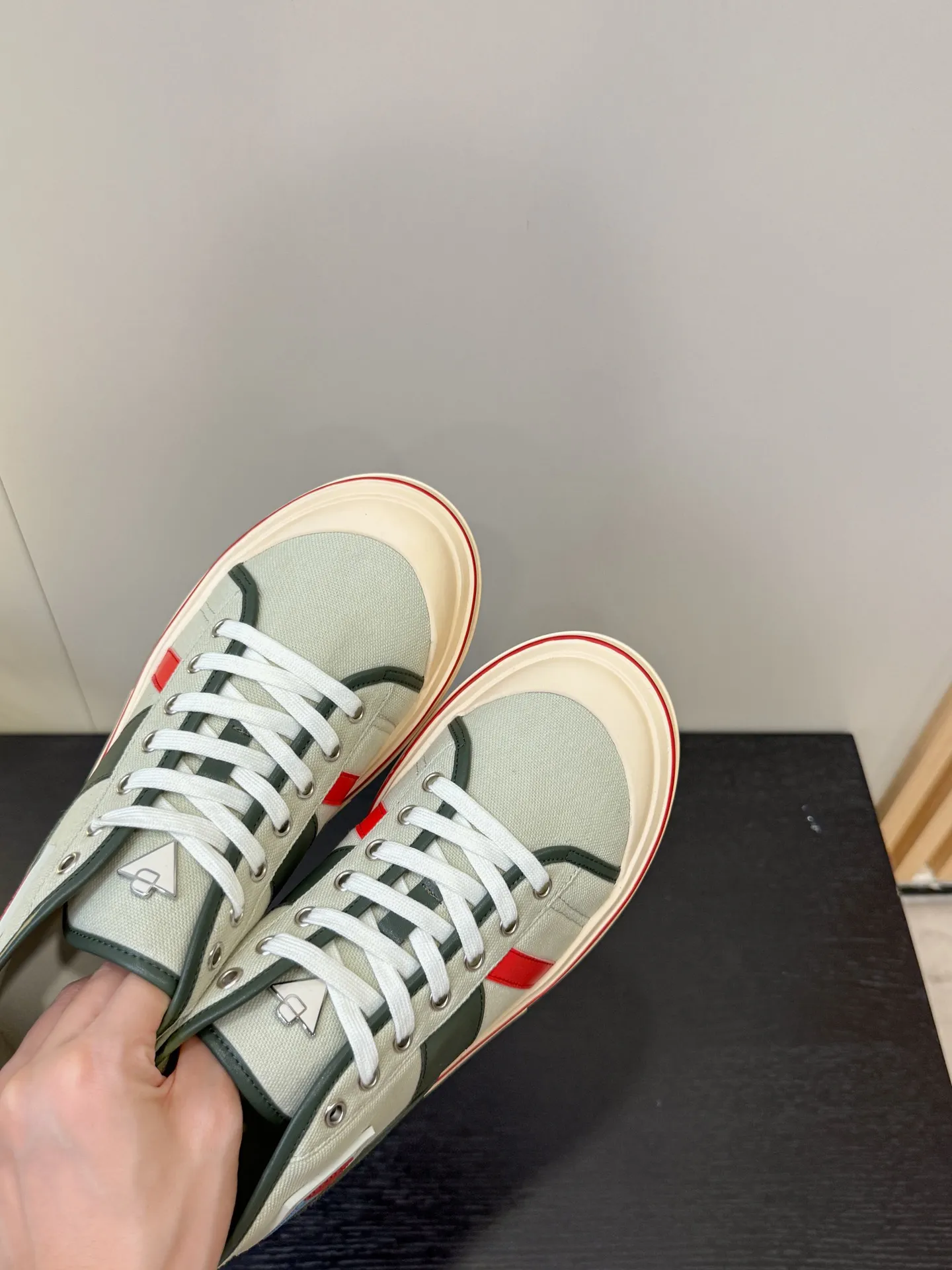 👟👟Ex-factory price 480👟👟 (Men’s size +1️⃣0️⃣) BVOrbit’s latest 2025 catwalk model, developed 1:1 from the original board, classic color matching elements! This is the biggest highlight of this shoe, eye-catching but not exaggerated design, super cool for daily use, super versatile whether paired with pants, sweaters or skirts, looks good no matter how you wear it, the more you look at it, the more you like it ❗️ Outsole: Original outsole Color: 4 colors Size: Female 35-40 Male 39-44
